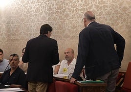 El alcalde, Luis Barcala, habla con el edil para pedirle que se marche.