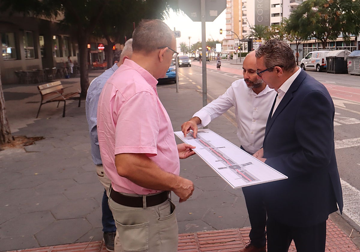 Toni Pérez and Francis Muñoz review the project on Jaume I Avenue
