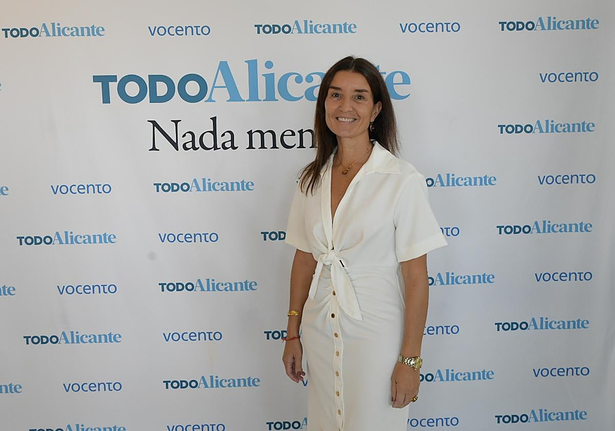 Imagen principal - The Minister of Finance during her visit to TodoAlicante.