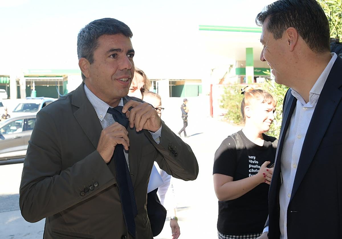 Mazón se quita la corbata, en presencia de César Quintanilla, el pasado viernes en la entrega de premios de Uepal.