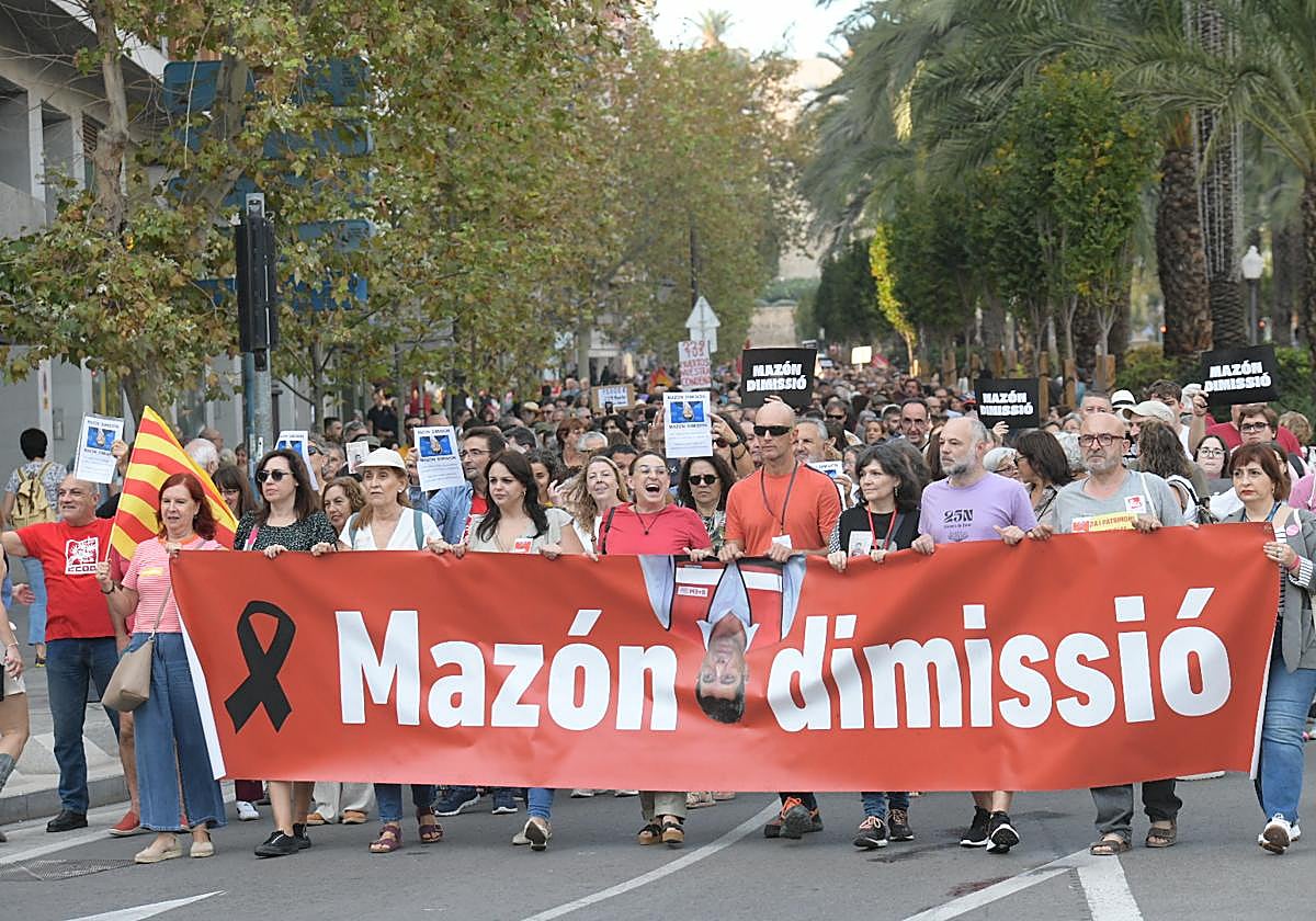 Cabecera de la manifestación contra Mazón, este sábado en Alicante.