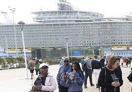 El 'Allure of the seas', atracado en el puerto de Cartagena.