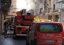 Los Bomberos, durante la extinción del incendio en el inmueble.