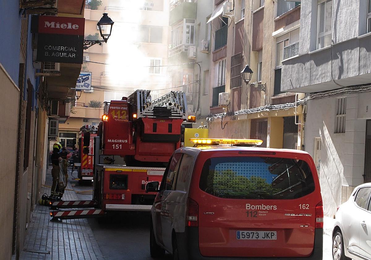Los Bomberos, durante la extinción del incendio en el inmueble.