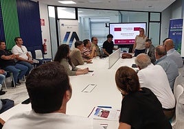 Reunión de los empresarios con la concejal Mari Carmen de España.