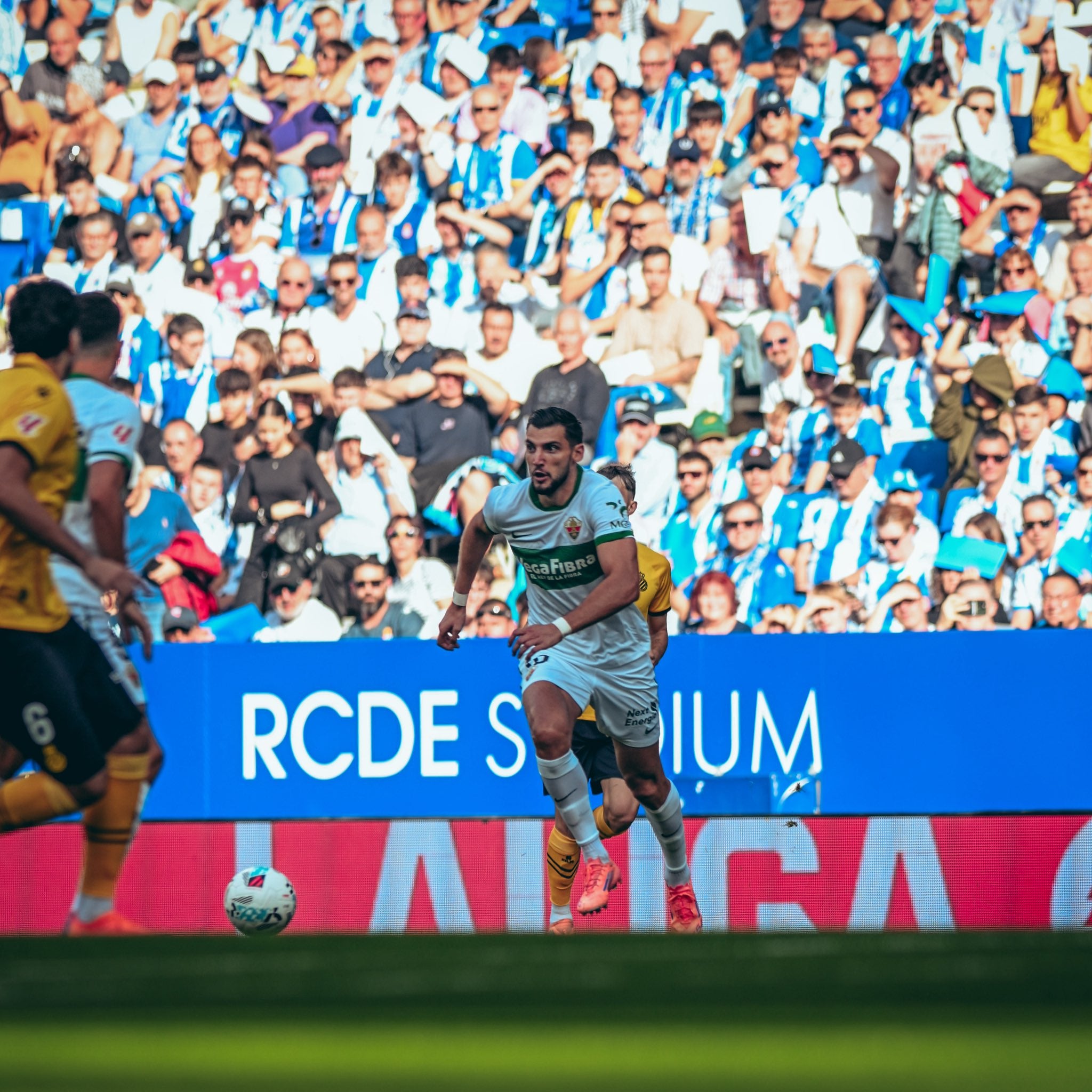 Rafa Mir dirige la pelota durante el encuentro contra el Espanyol.