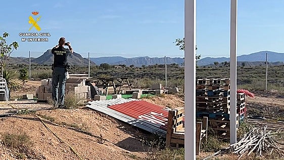 Terreno con las construcciones ilegales.