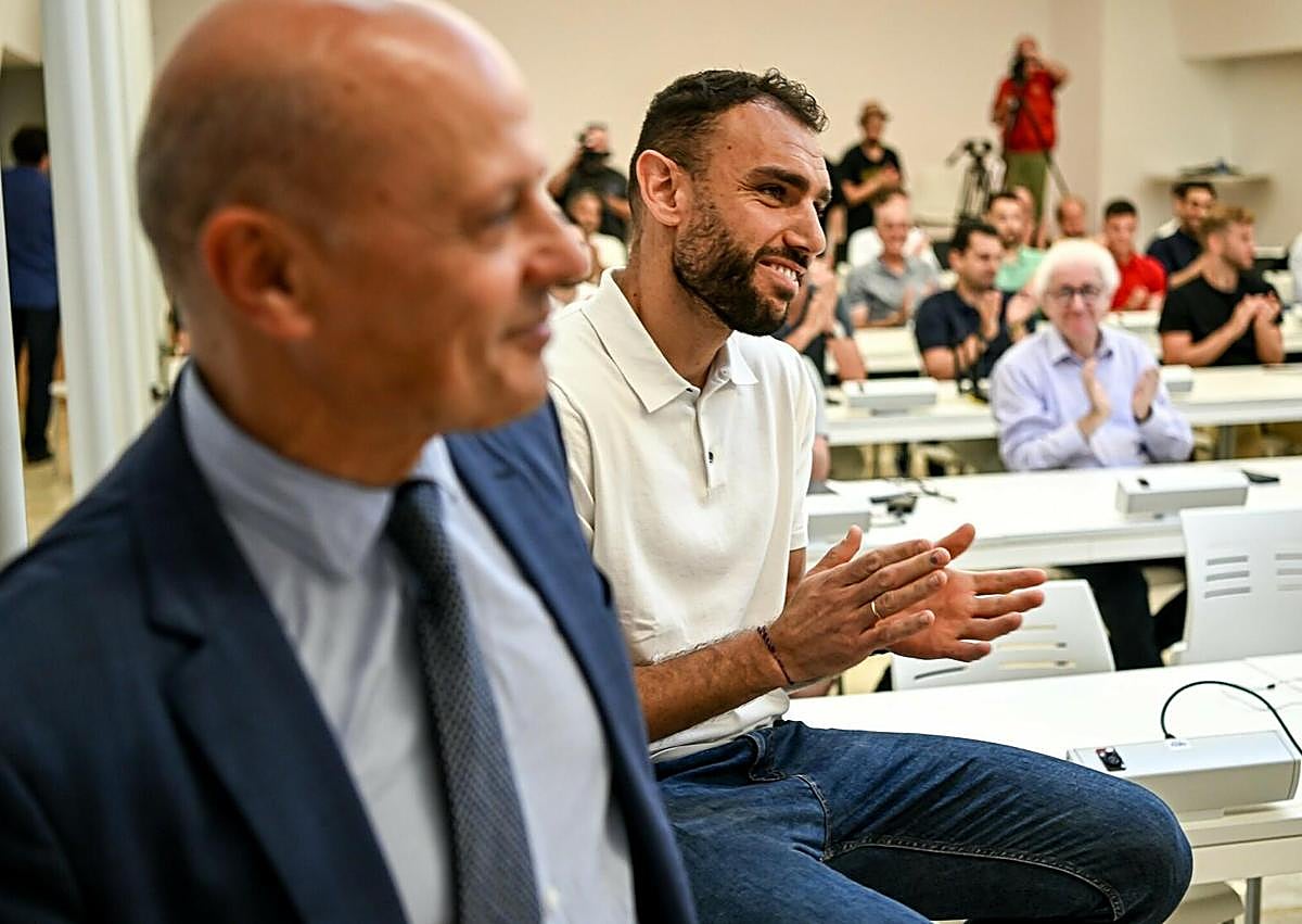 Imagen secundaria 1 - Gonzalo Verdú durante su despedida del Elche CF