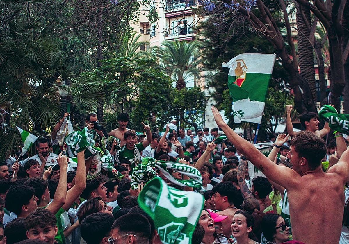 La afición del Elche CF celebra el último ascenso a Primera División.
