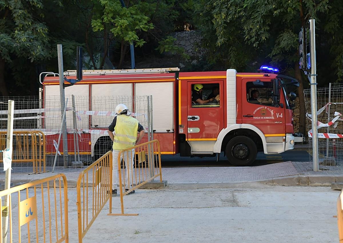 Imagen secundaria 1 - Trabajos de reparación de la tubería en la ronda del castillo.