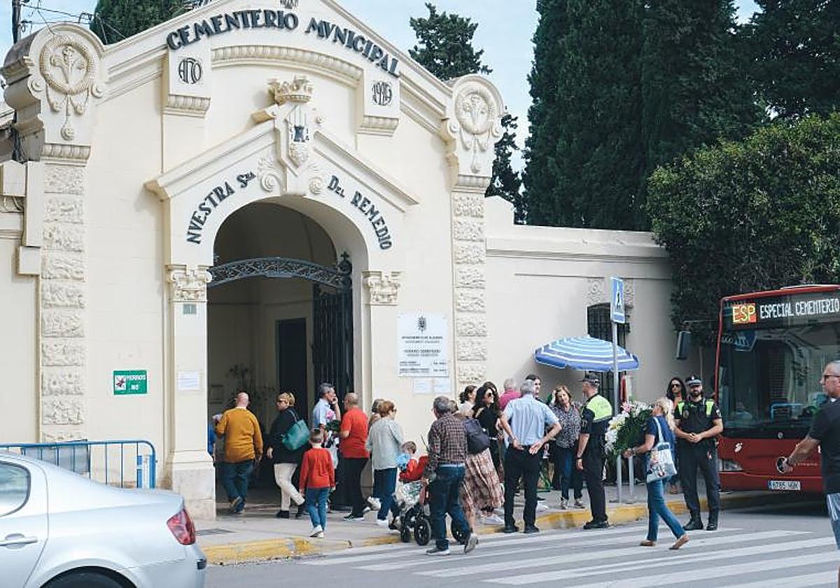 Afluencia en el cementerio de Alicante.