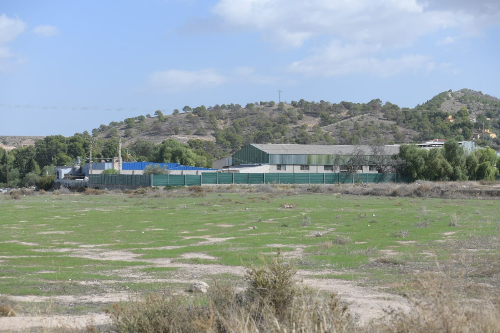 Imagen secundaria 2 - Imágenes de la nave que ocultaba la sofisticada plantación de marihuana.
