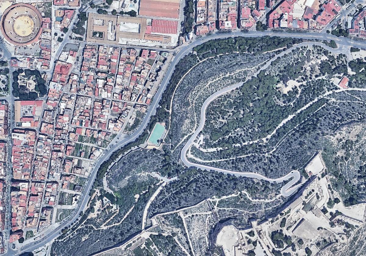 The castle ring road closed after a gas pipe rupture.