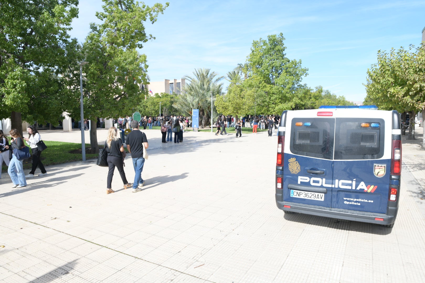 La tensión por la visita de Vito Quiles a la UA, en imágenes