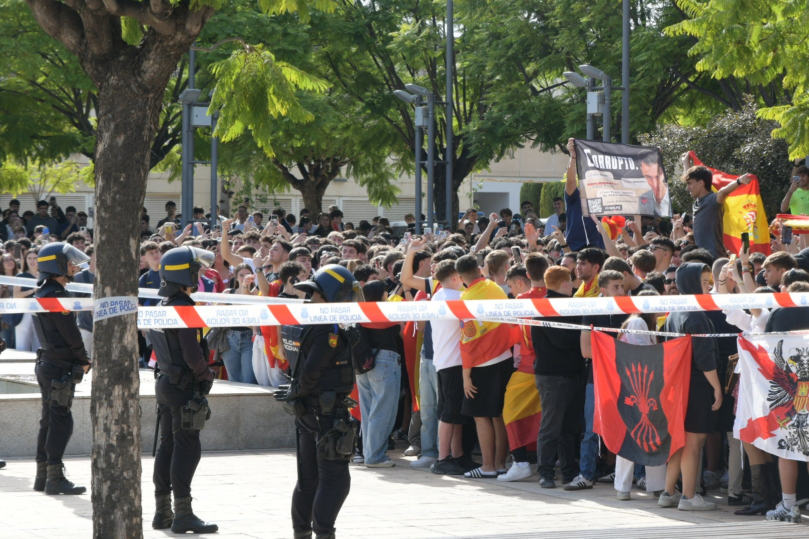 La tensión por la visita de Vito Quiles a la UA, en imágenes