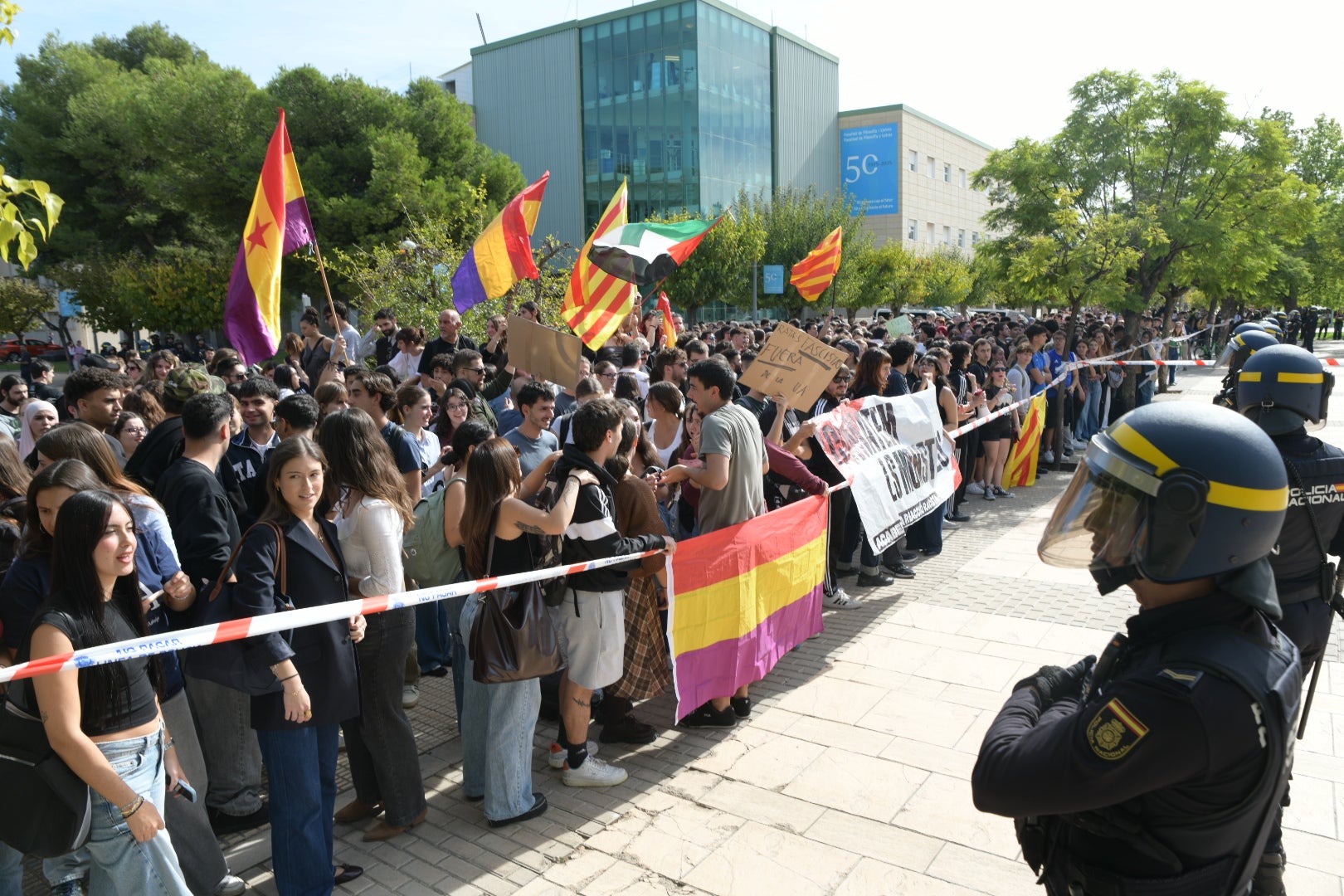La tensión por la visita de Vito Quiles a la UA, en imágenes