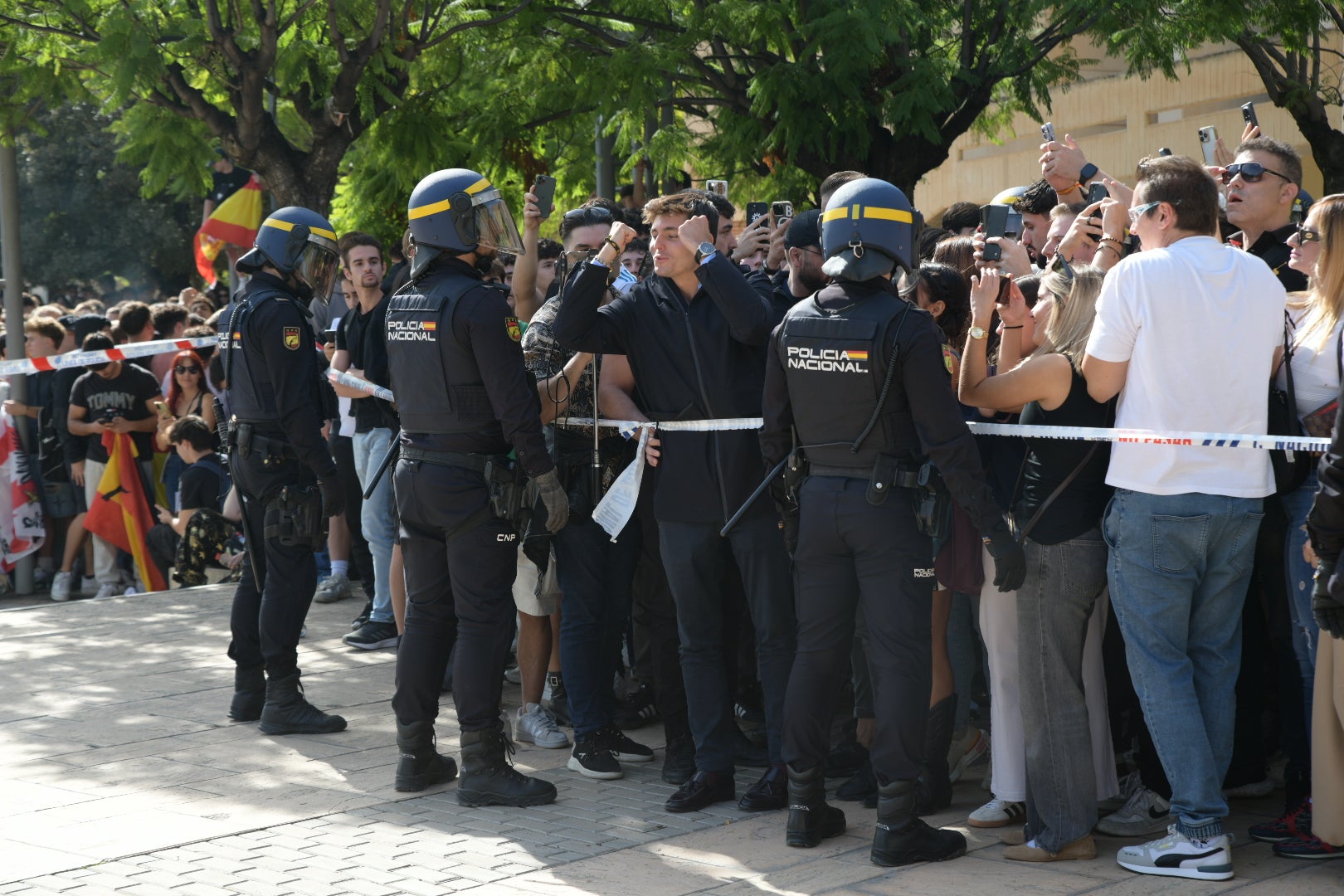 La tensión por la visita de Vito Quiles a la UA, en imágenes