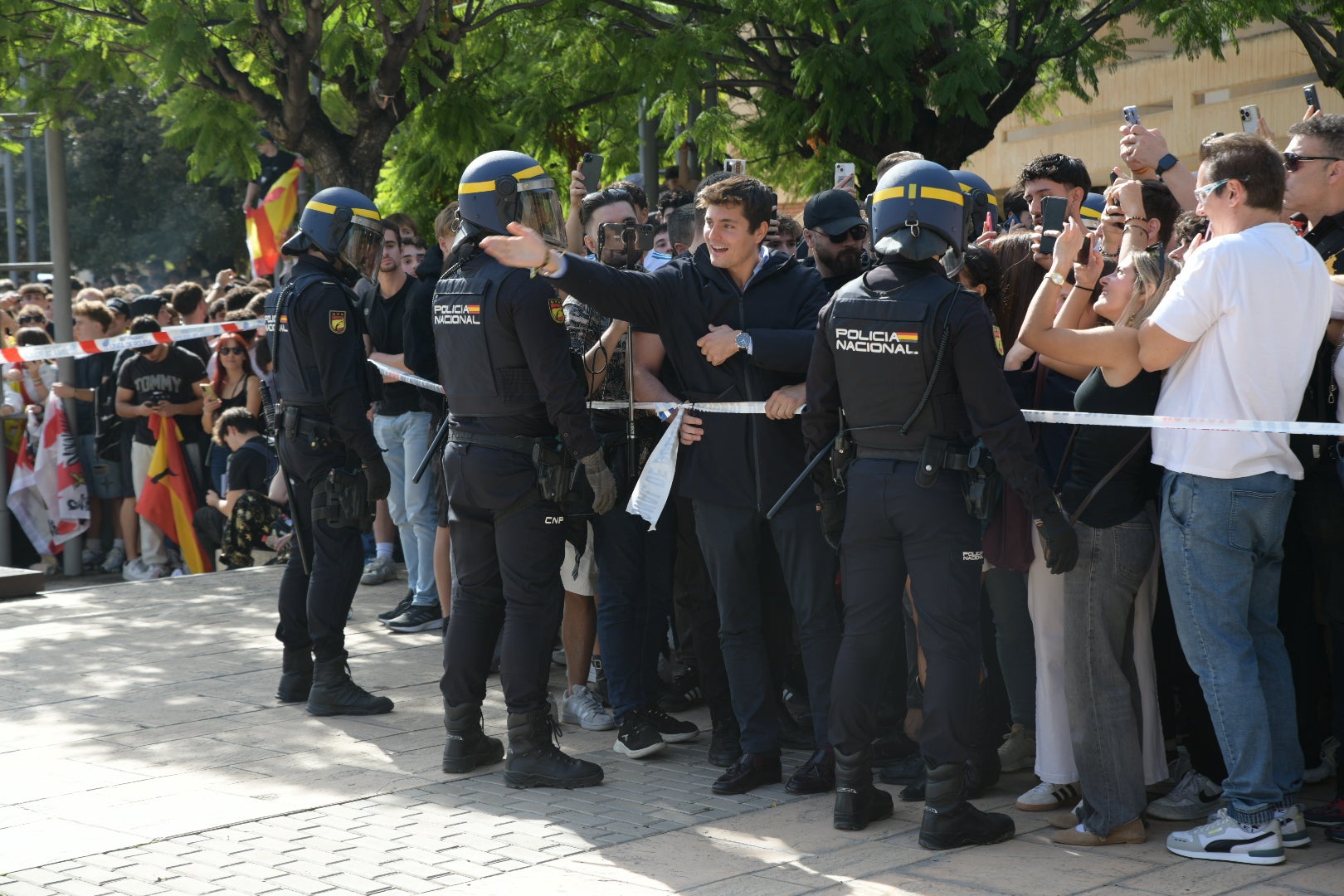 La tensión por la visita de Vito Quiles a la UA, en imágenes