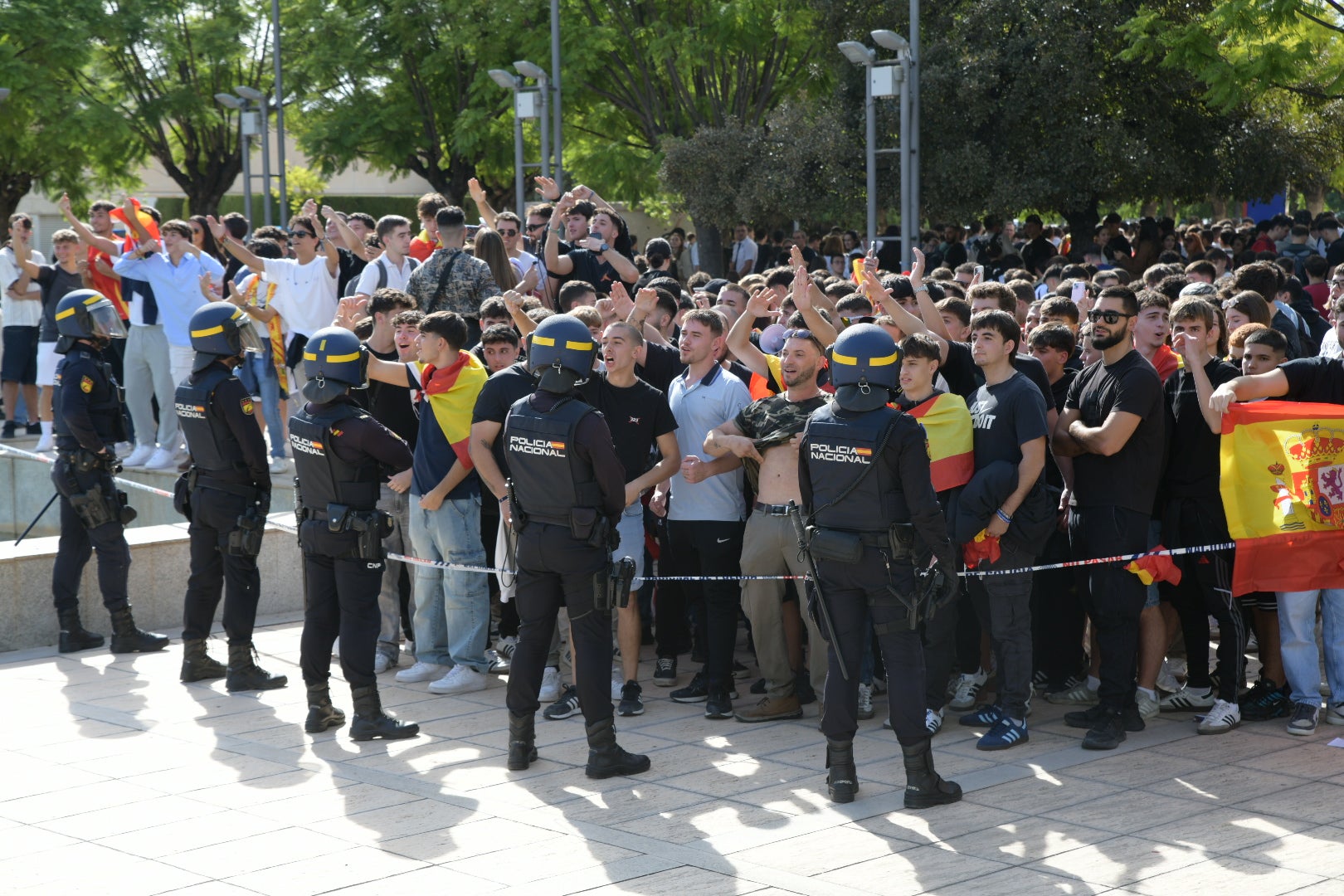 La tensión por la visita de Vito Quiles a la UA, en imágenes