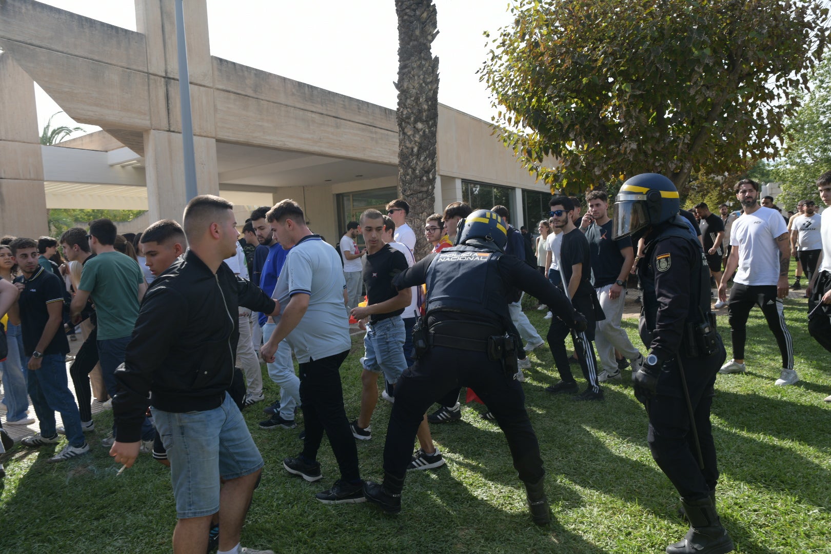 La tensión por la visita de Vito Quiles a la UA, en imágenes