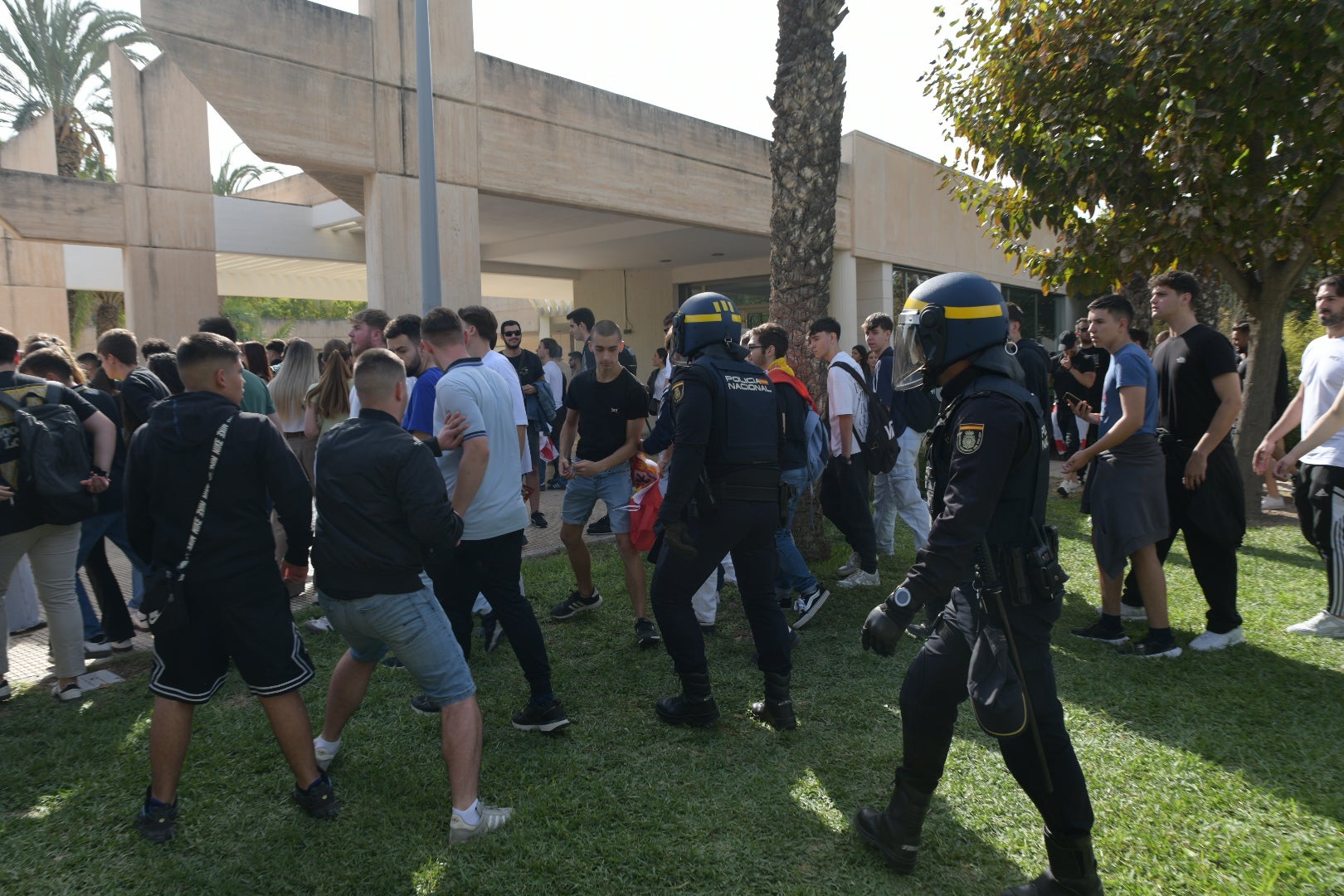 La tensión por la visita de Vito Quiles a la UA, en imágenes