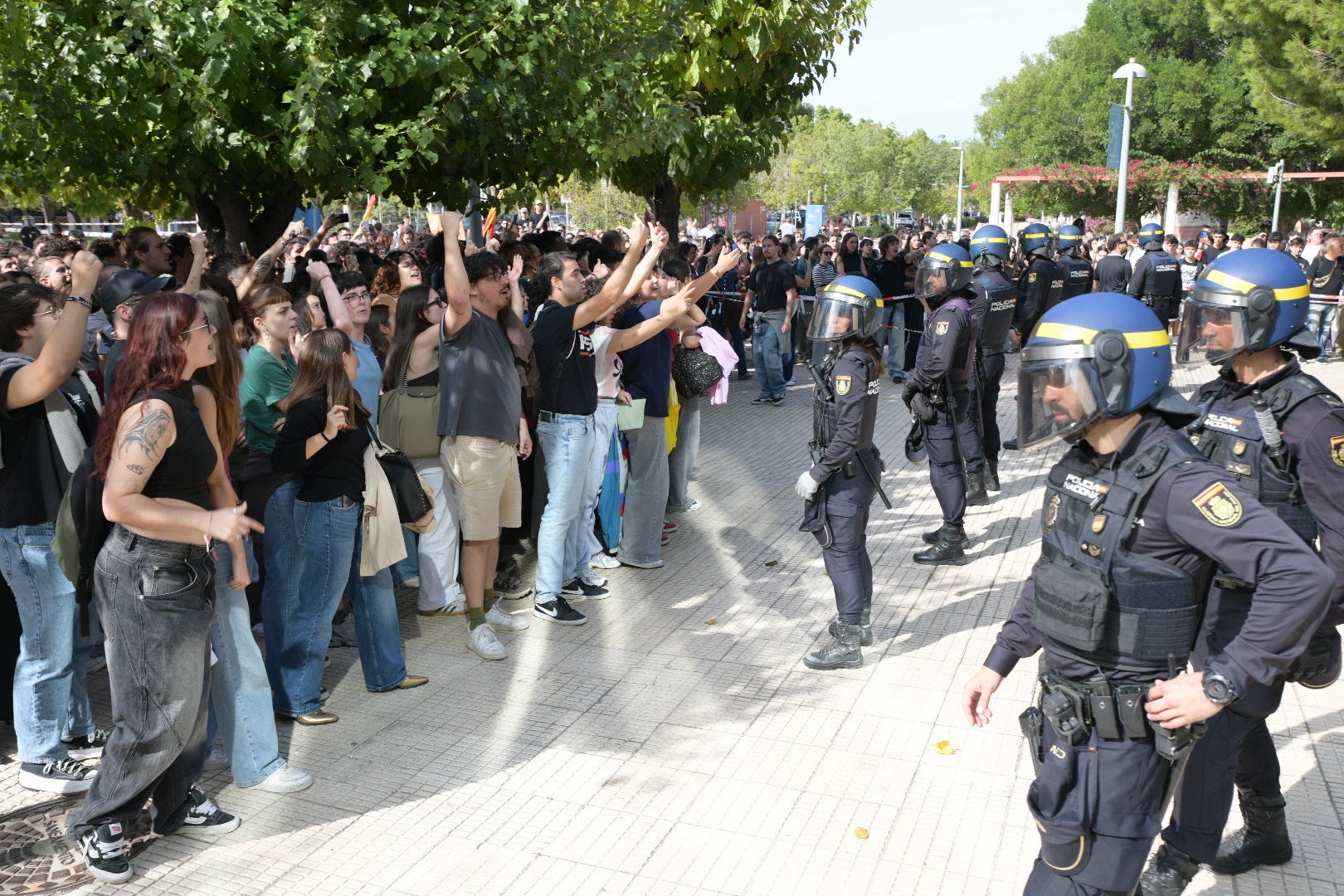 La tensión por la visita de Vito Quiles a la UA, en imágenes