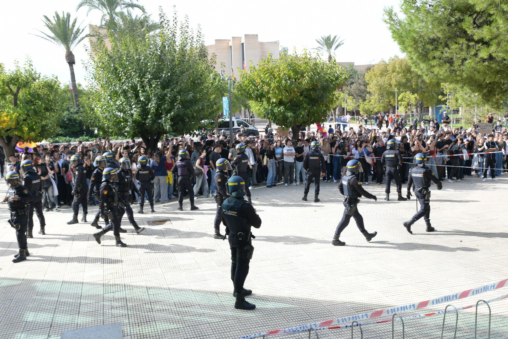 La tensión por la visita de Vito Quiles a la UA, en imágenes