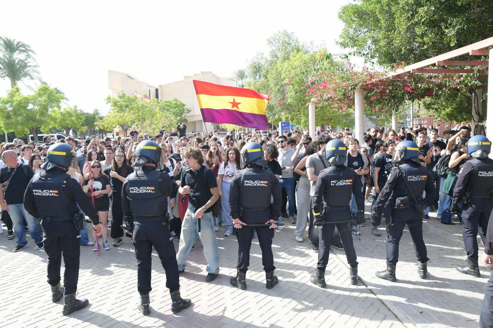 La tensión por la visita de Vito Quiles a la UA, en imágenes