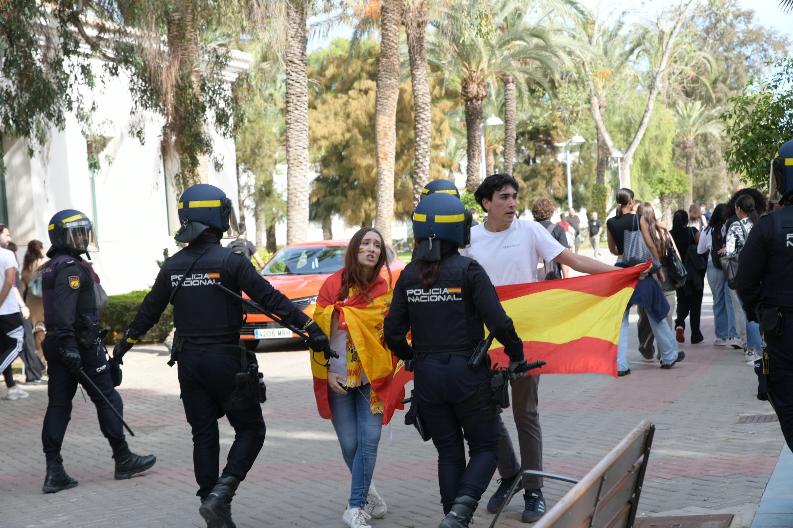 La tensión por la visita de Vito Quiles a la UA, en imágenes