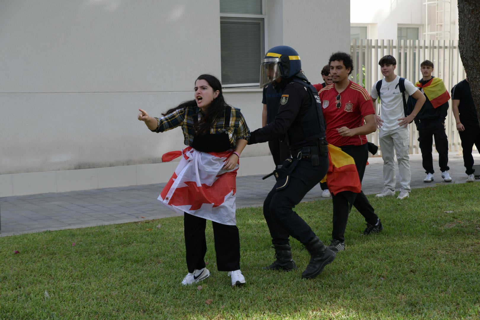 La tensión por la visita de Vito Quiles a la UA, en imágenes