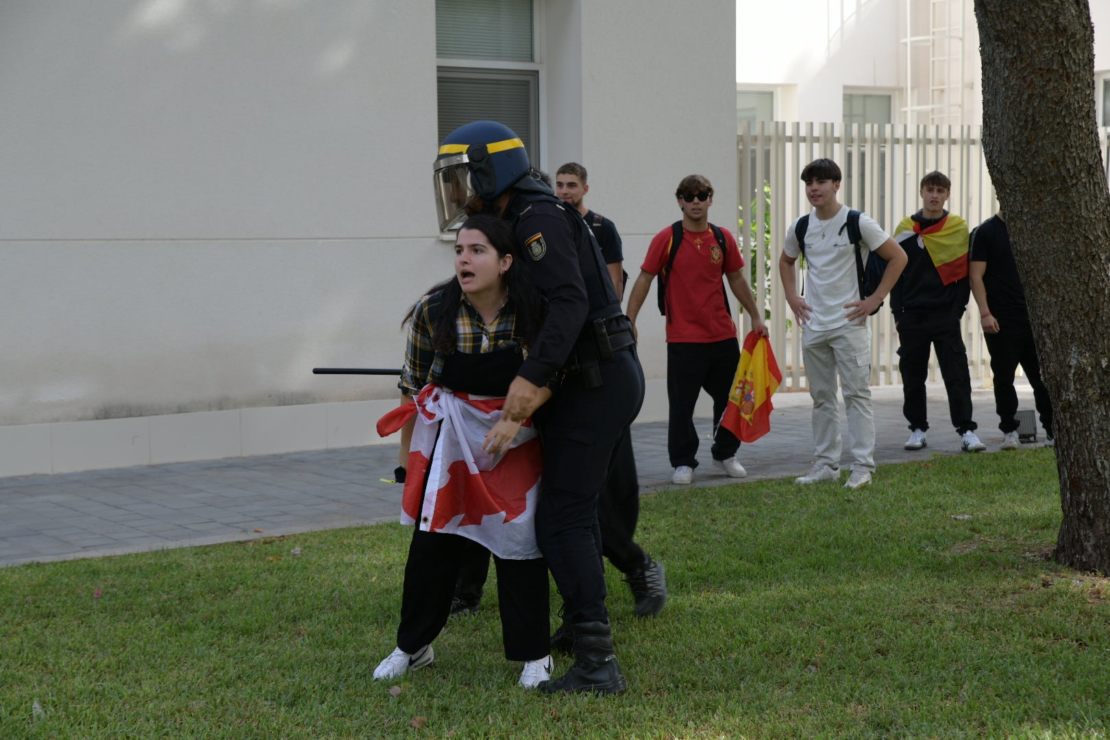 La tensión por la visita de Vito Quiles a la UA, en imágenes