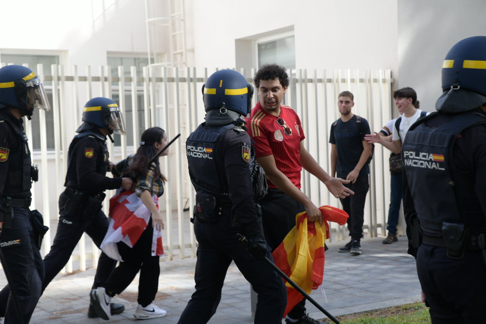 La tensión por la visita de Vito Quiles a la UA, en imágenes