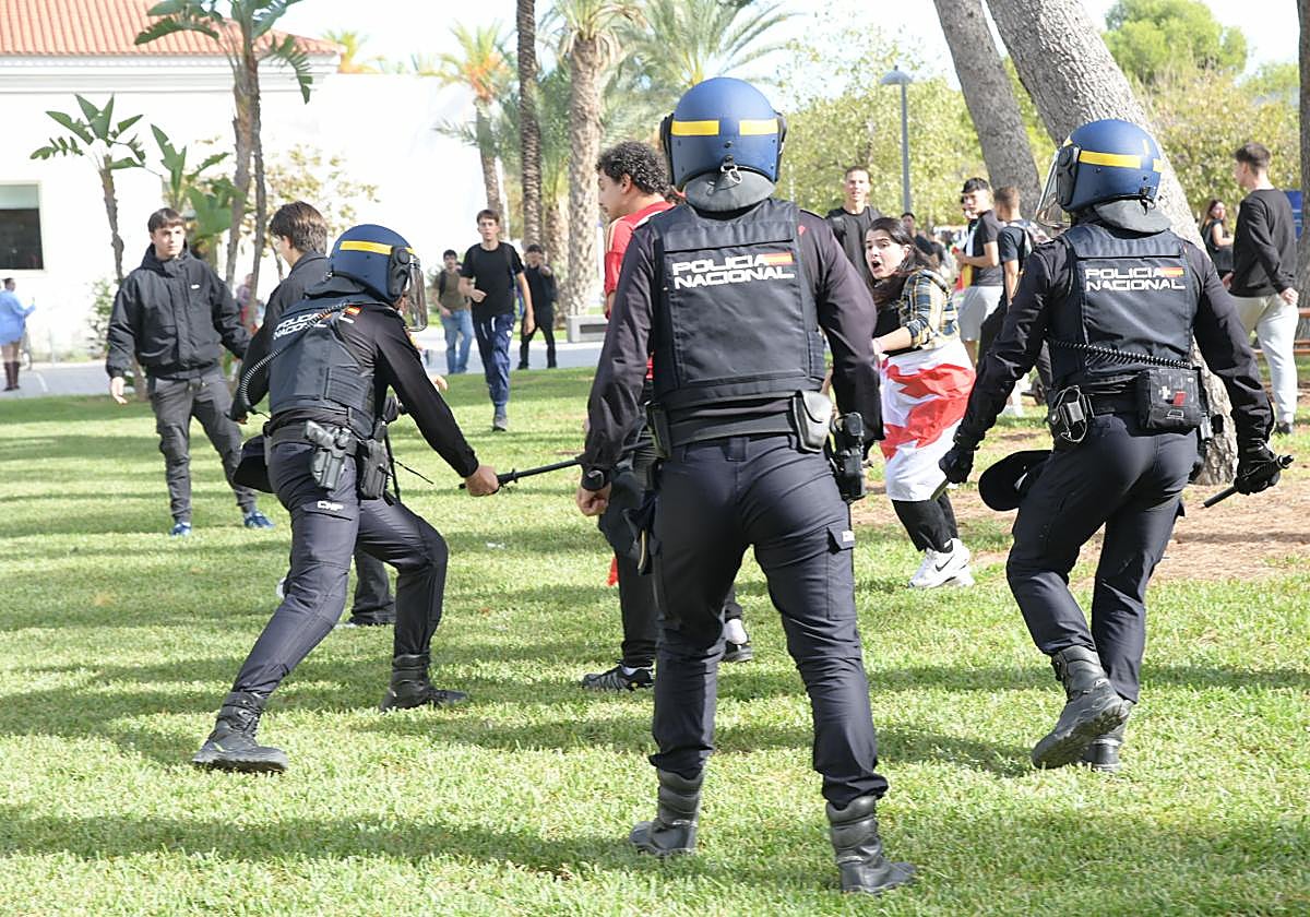 La tensión por la visita de Vito Quiles a la UA, en imágenes