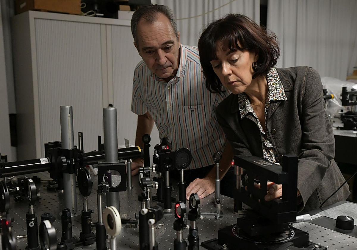 Professors Augusto Beléndez and María Inmaculada Pascual along with holography and optical processing technology.