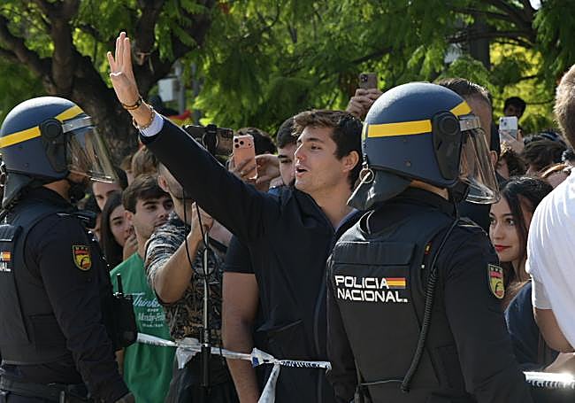Vito Quiles se dirige al otro bando, señalando un cuatro con su mano.