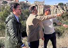 El alcalde Pablo Ruz y el concejal Claudio Guilabert durante su visita a las obras de la Acequia Mayor del Pantano.