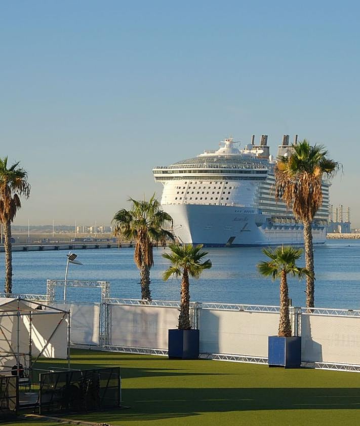 Imagen secundaria 2 - Atraca en el puerto de Alicante uno de los mayores cruceros del mundo: así es el &#039;Allure of the Seas&#039;