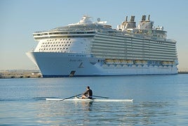 Imagen del 'Allure of the Seas este martes en Alicante.