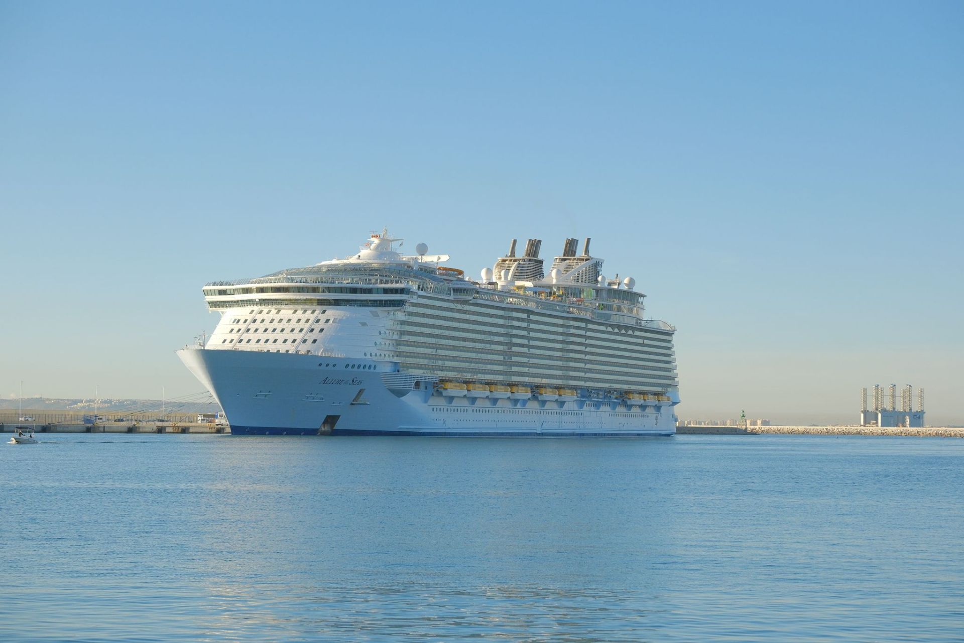 Imagen secundaria 1 - Atraca en el puerto de Alicante uno de los mayores cruceros del mundo: así es el &#039;Allure of the Seas&#039;