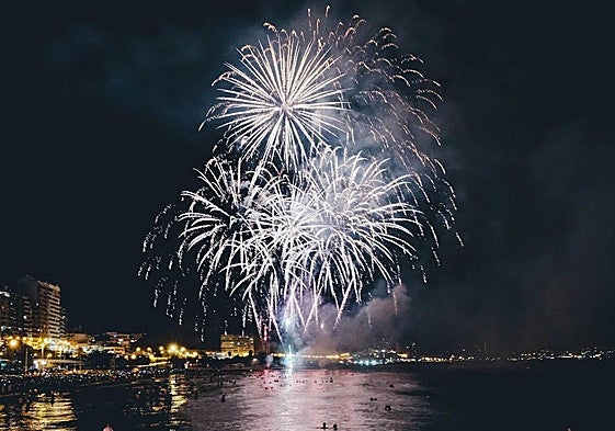 Concurso de fuegos en la playa del Cocó.