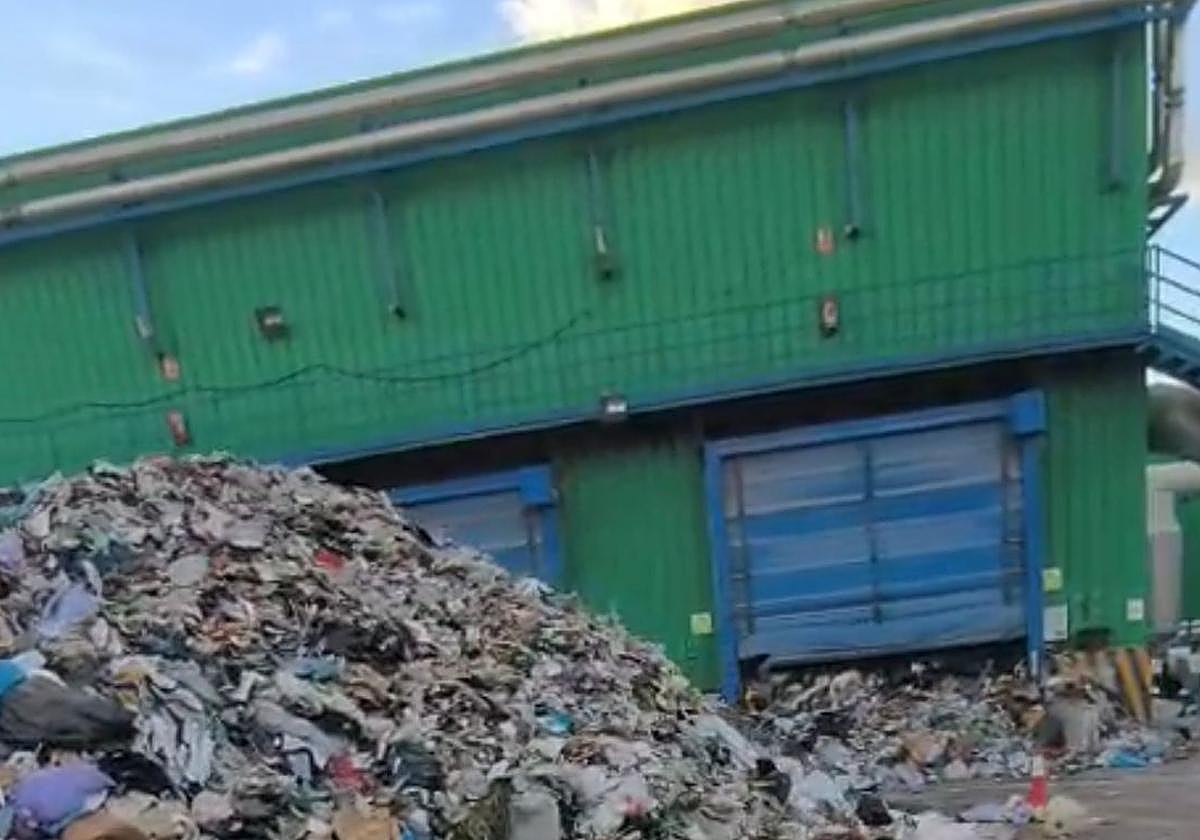 Restos en el exterior de la planta.