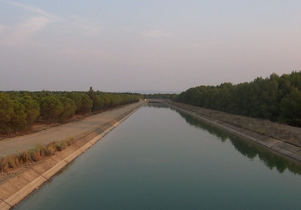 Canal del trasvase Tajo-Segura.