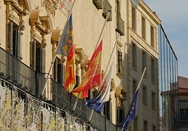 Banderas a media asta en Alicante.