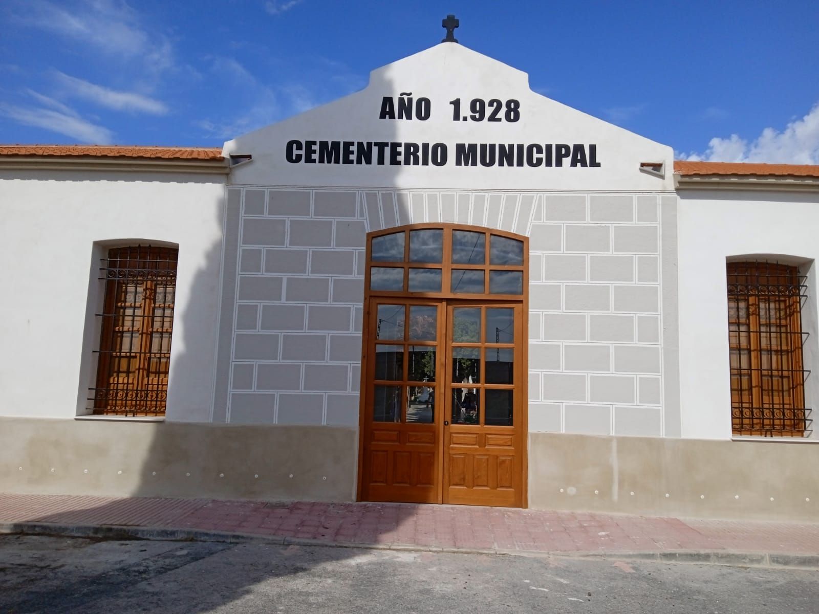 Puerta principal del cementario de San Vicente del Raspeig.