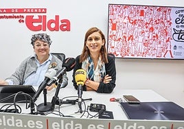 La concejala de Comercio y Mercados, Silvia Ibáñez, acompañada por la diseñadora Yolanda Cabrero, autora de la imagen gráfica de la campaña.