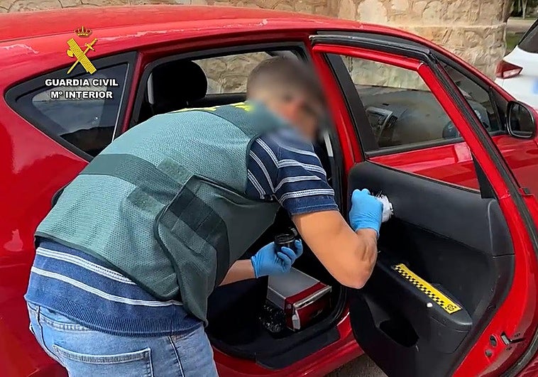 La Guardia CIvil investiga uno de los coches violentados.