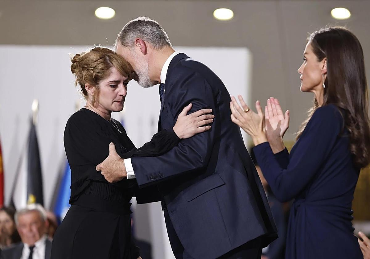 Virginia Ortiz Riquelme , familiar de víctimas de las inundaciones en la localidad de Letur (Albacete), recibe las condolencias de los reyes Felipe VI y Letizia.