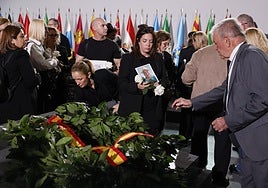 Varios de los familiares de las 237 víctimas de la dana al término del funeral de Estado celebrado este miércoles en Valencia con motivo del primer aniversario de la tragedia.