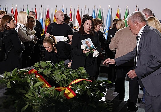 Varios de los familiares de las 237 víctimas de la dana al término del funeral de Estado celebrado este miércoles en Valencia con motivo del primer aniversario de la tragedia.