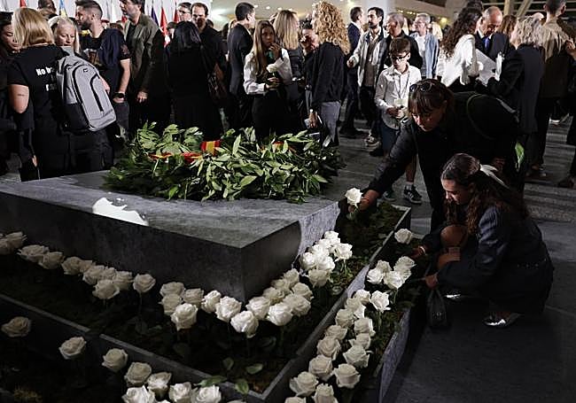 Varios de los familiares de las 237 víctimas de la dana al término del funeral de Estado celebrado este miércoles en Valencia con motivo del primer aniversario de la tragedia.